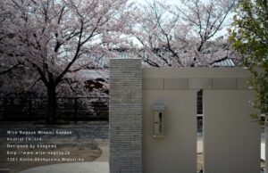 リゾート風の門柱と桜