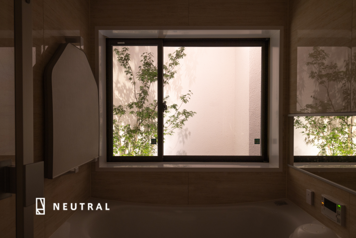 浴室から見る植栽。四方が建物外壁に囲まれているため、安心して寛げます。