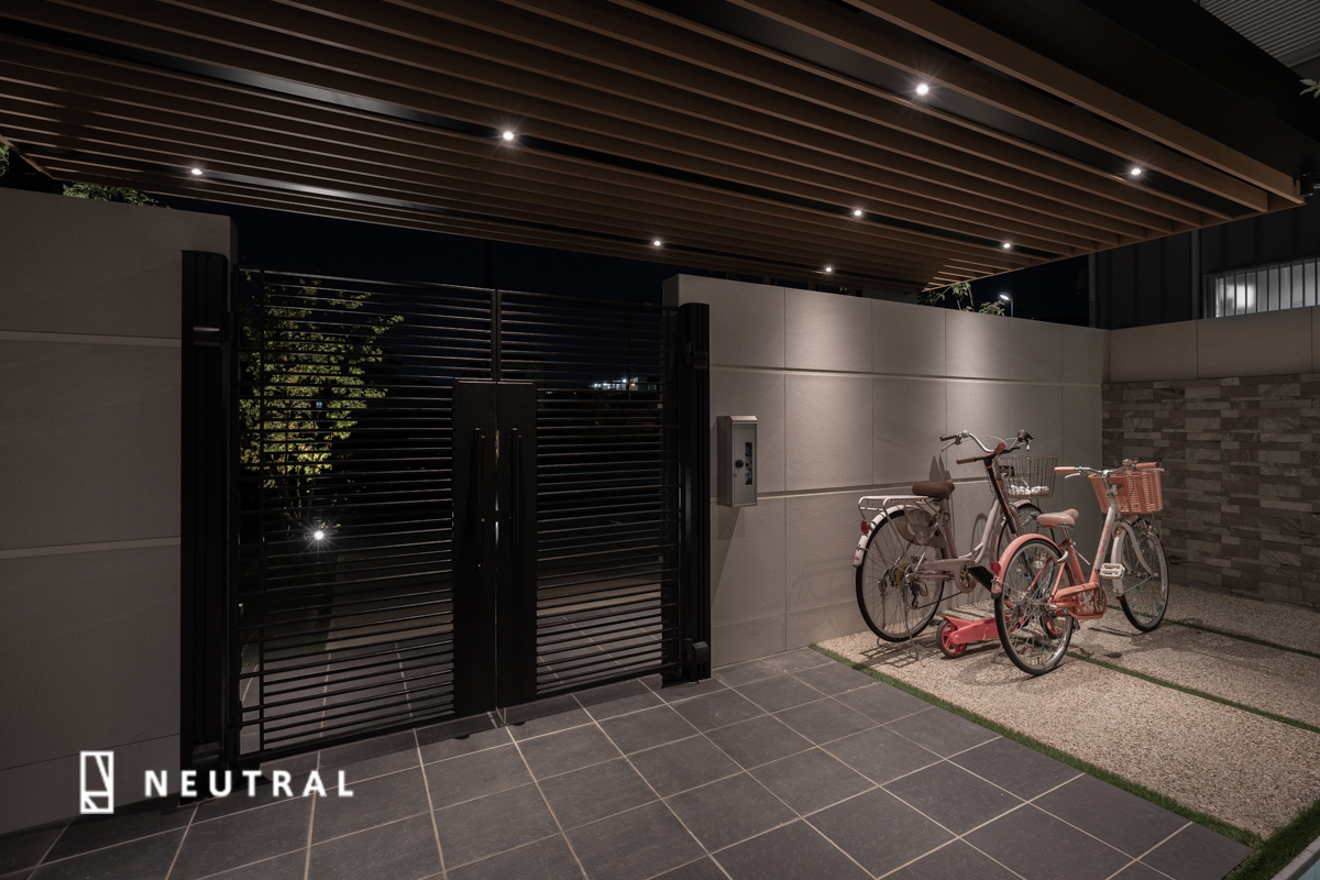 エクステリアリフォームにより、エントランスルーフと一体化させた自転車置き場。自転車が飾られているかのような美しいライティングとなっています。