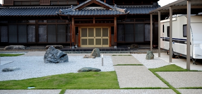 既存の母屋の前は元々あった石で枯山水風にアレンジ。防草シートを敷き、お手入れもラクになりました。